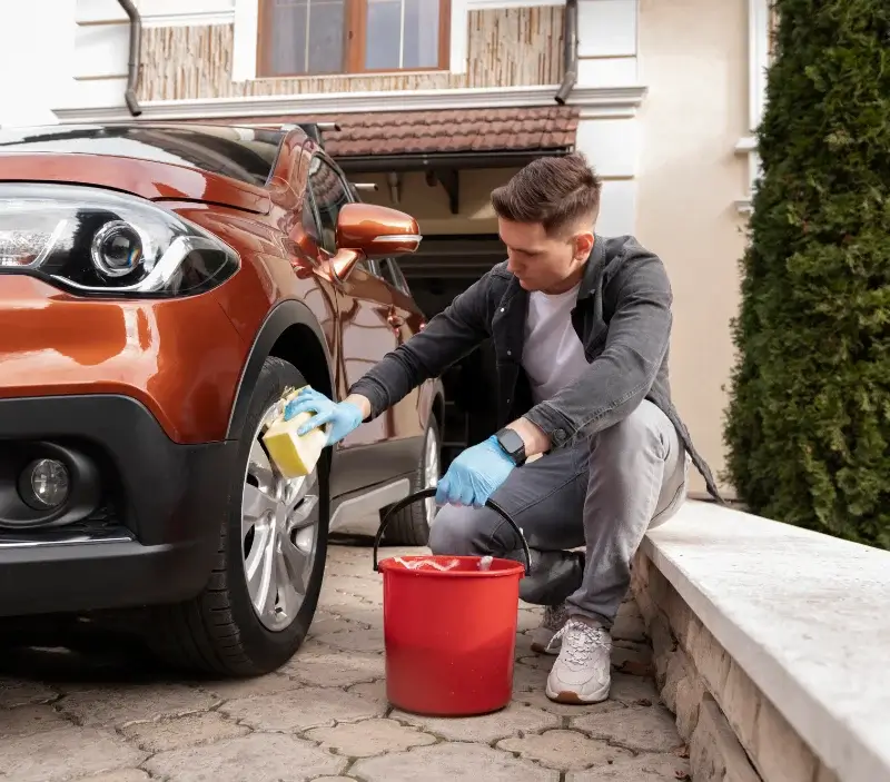 Lavage auto à domicile Saint-Péreuse : professionnel intervenant sur un véhicule